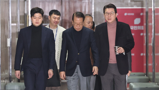 권영세(가운데)국민의힘 비상대책위원장이 지난 19일 국회에서 열린 긴급비상대책위원 회의에 참석하고 있다. [연합뉴스]